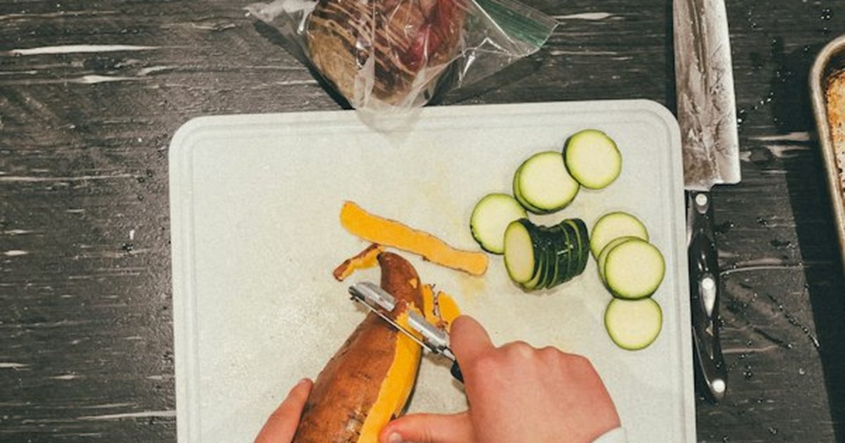 Preparing organic kitchen food scraps and vegetable peelings for apartment composting