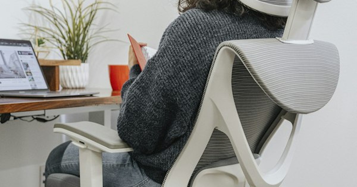 Adjustable ergonomic mesh office chair providing dedicated lumbar lordosis support